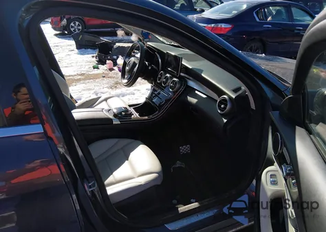 2016 Mercedes-Benz C 300 4Matic z USA, uszkodzony, nr VIN 55SWF4KB7GU143519